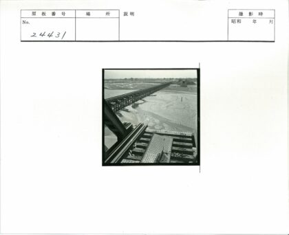 铁路桥横跨干涸河床.jpg