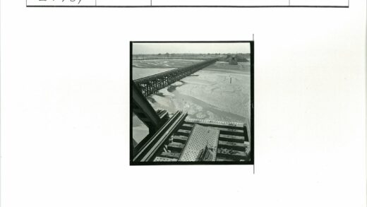 铁路桥横跨干涸河床.jpg