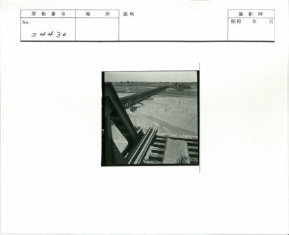 铁路桥横跨干涸河床景观.jpg