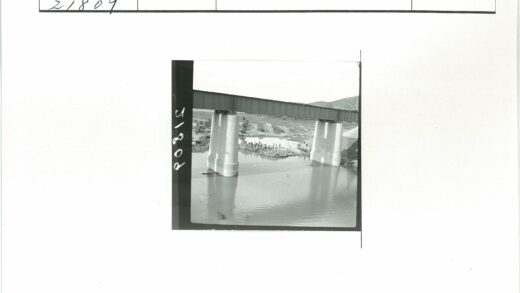 铁路桥横跨平静河流人群聚集.jpg