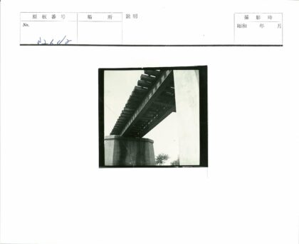 铁路桥钢梁木板混凝土支柱.jpg