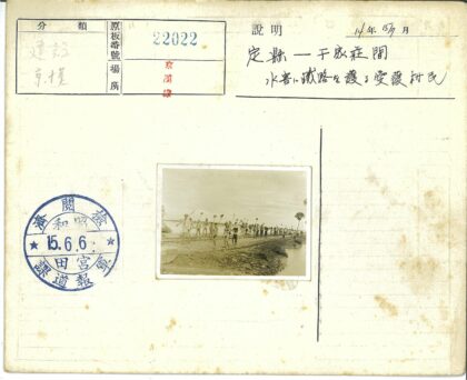 铁路沿线工人与自然景观.jpg