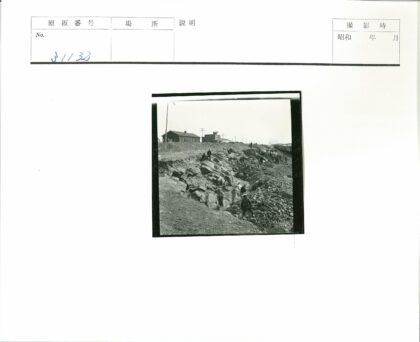 铁路沿线工作与火车行驶场景.jpg