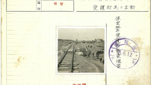 铁路沿线风景与远处建筑.jpg
