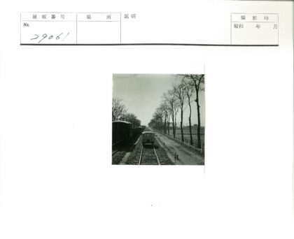 铁路田野风光与火车车厢.jpg