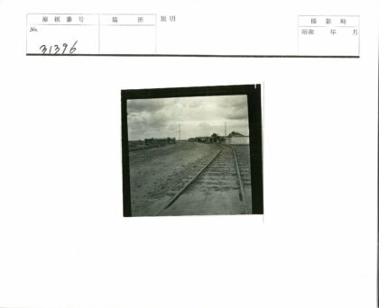 铁路穿行多云荒野远眺建筑.jpg