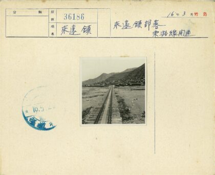 铁路穿行贫瘠山脉与村落.jpg