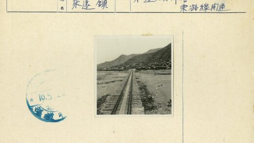 铁路穿行贫瘠山脉与村落.jpg