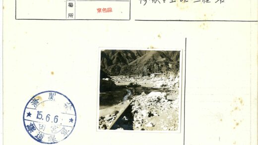铁路穿越山谷的岩石景观.jpg