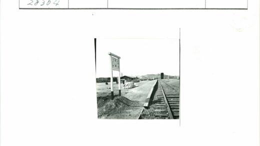 铁路穿过乡村路标与远山.jpg