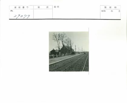 铁路站台与建筑风景.jpg