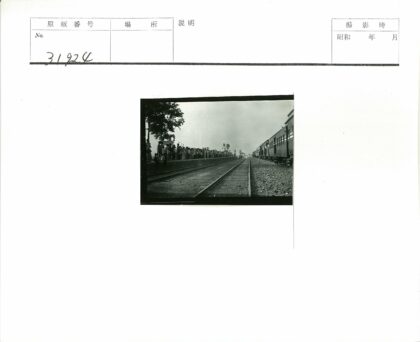 铁路站台人群与火车场景.jpg