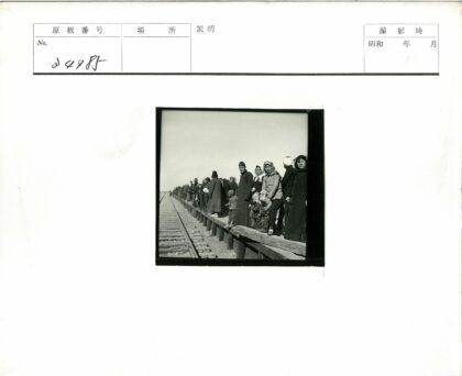 铁路站台人群聚集历史瞬间.jpg