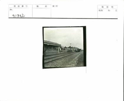 铁路站台旁的人群与建筑.jpg