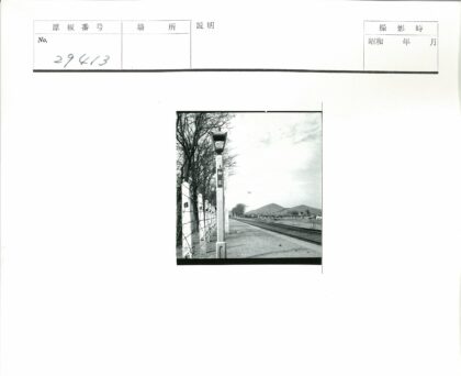 铁路站台灯柱树木远山云景.jpg