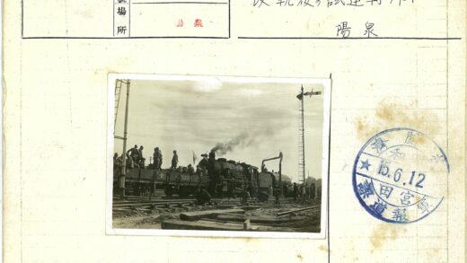 铁路站场人群围观火车.jpg