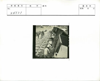 铁路脱轨事故现场清理与观察.jpg