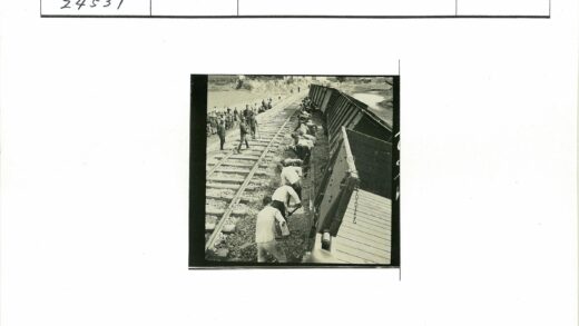 铁路脱轨事故现场清理与观察.jpg