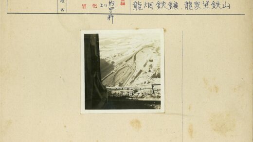 铁路蜿蜒穿丘陵建筑远眺.jpg