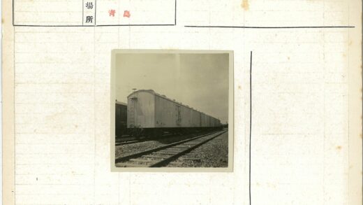 铁路货运列车车厢停靠轨道.jpg
