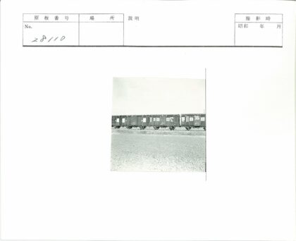 铁路车厢与贫瘠田地.jpg