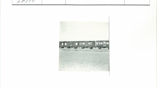 铁路车厢与贫瘠田地.jpg