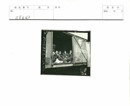 铁路车厢内人群合影.jpg