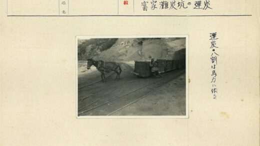 铁路轨道上的马车与山丘景观.jpg