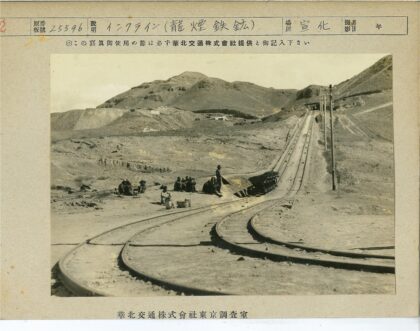 铁路轨道旁的贫瘠山丘人群.jpg