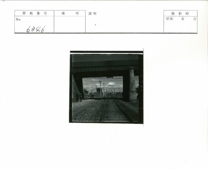 铁路轨道桥下行人行走.jpg