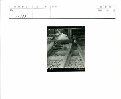 铁路轨道特写与火车底盘.jpg