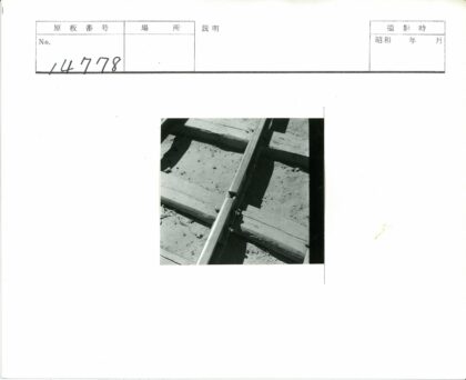 铁路轨道特写与阴影.jpg