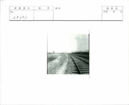 铁路轨道蜿蜒穿行山脉建筑间.jpg