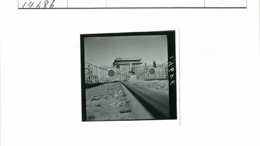 铁路轨道通往封闭路口与建筑.jpg