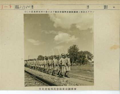 铁路边行军的士兵乌云田野.jpg