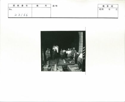 铁路隧道入口人群工作场景.jpg