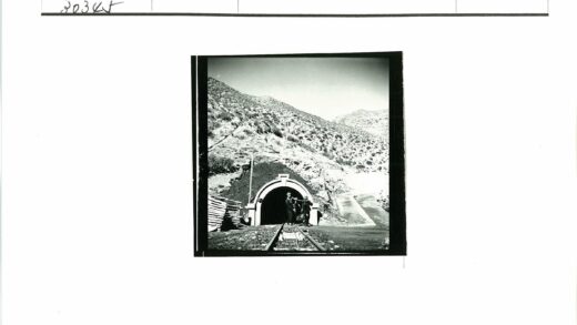 铁路隧道入口山区景观.jpg