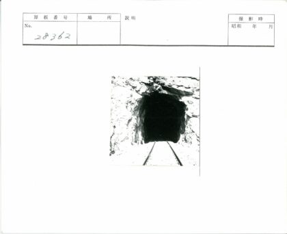 铁路隧道入口岩石雕刻.jpg
