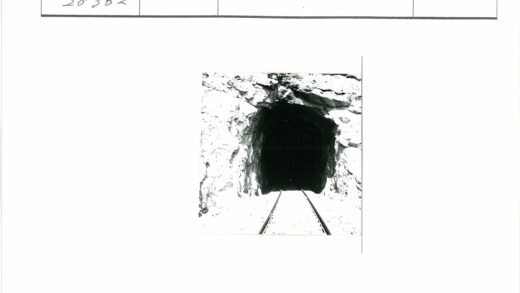 铁路隧道入口岩石雕刻.jpg