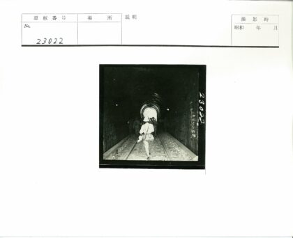 铁路隧道尽头的光线.jpg