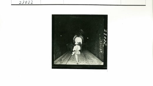 铁路隧道尽头的光线.jpg