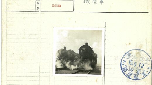 铁轨上停靠的双蒸汽机车.jpg