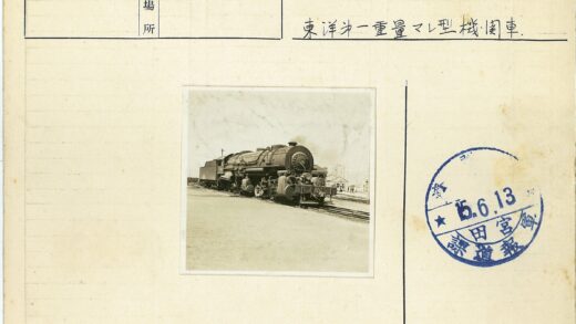 铁轨上的大型蒸汽机车.jpg