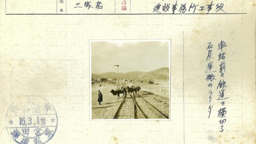 铁轨上的骆驼与山峦.jpg