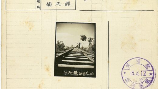 铁轨旁举手的人自然环绕.jpg