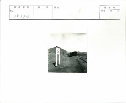 铁轨旁人群与群山风景.jpg