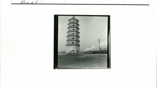铁轨旁宝塔与火车.jpg