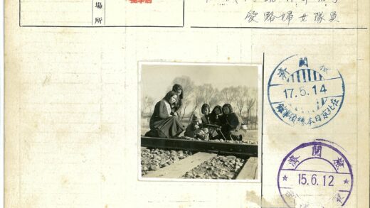 铁轨旁持步枪人群冬日合影.jpg