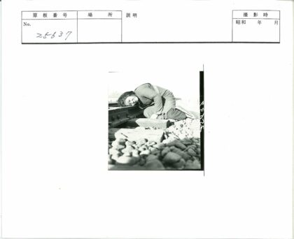 铁轨旁的人与散石.jpg