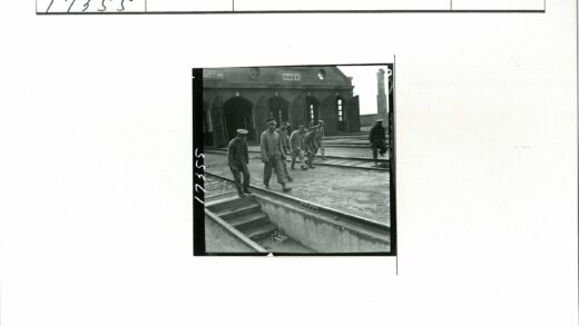 铁轨旁的人群与建筑.jpg